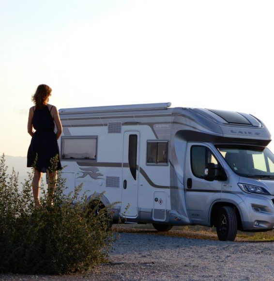 www.nouvelle-normandie-tourisme.com-femme-de-dos-et-debout-devant-un-camping-car-scaled